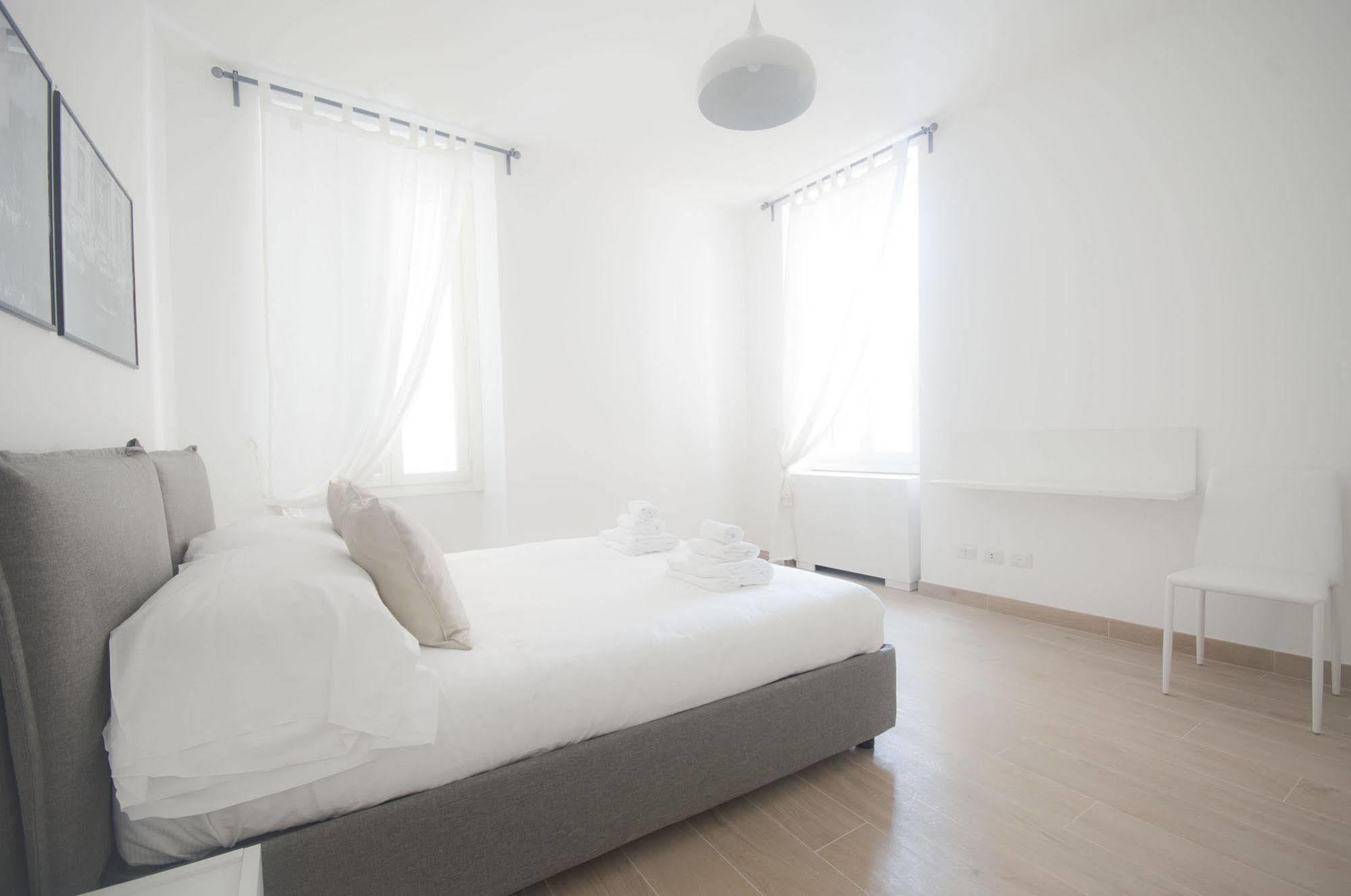 Meme Apartment Rom